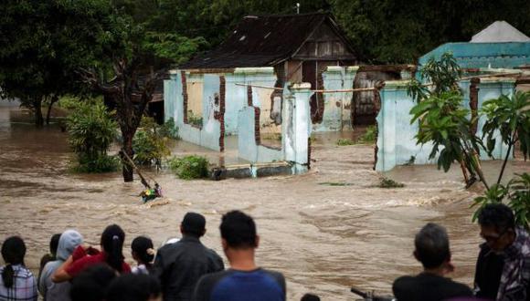 Confirman muerte de 43 personas por inundaciones en Indonesia