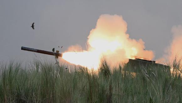 Esta foto muestra el disparo del Sistema de Cohetes de Artillería de Alta Movilidad M142 (HIMARS) durante de las fuerzas de Filipinas y Estados Unidos, el 13 de octubre de 2022. (JAM STA ROSA / AFP).