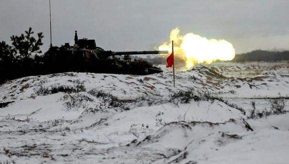 Un vehículo de infantería blindado de Rusia dispara durante los ejercicios conjuntos en Bielorrusia. (EFE).