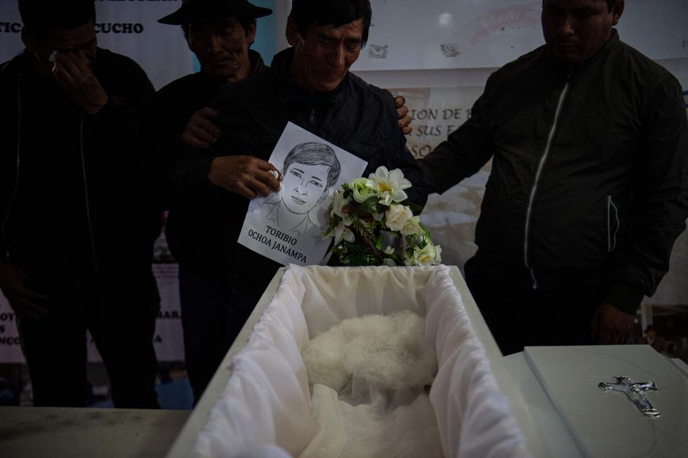 La comunidad de Accomarca, en Ayacucho, recibió los restos óseos de 36 de las 69 víctimas de la masacre ocurrida el 14 de agosto de 1985 cometida por agentes del Ejército. (Foto: Ernesto Benavides/AFP)