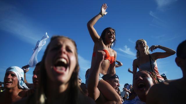 Hinchas albicelestes toman la playa Copacabana tras el triunfo - 1