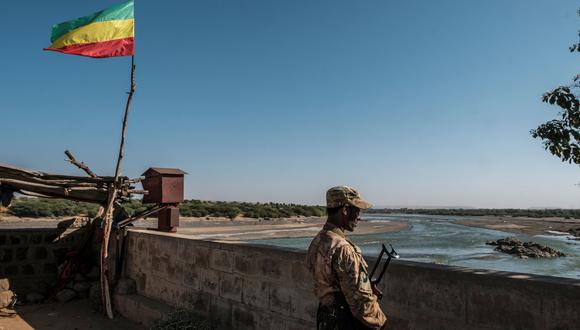 Imagen referencial. Un miembro de las Fuerzas Especiales de Amhara observa en el cruce fronterizo con Eritrea donde ondea una bandera imperial etíope. (EDUARDO SOTERAS / AFP)