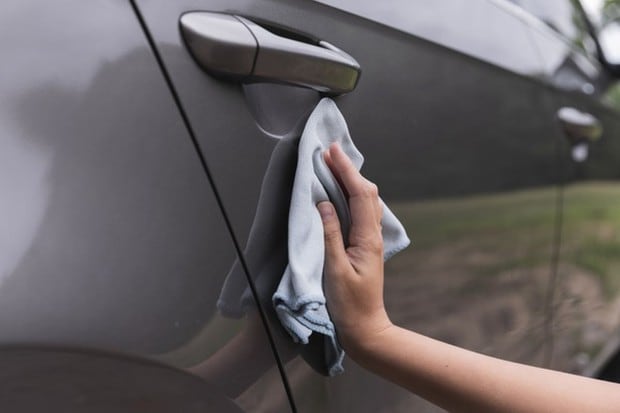 Se recomienda usar un paño, tela o papel para pasar desinfectante a tu carro (Foto: Freepik)