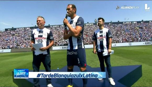 El delantero de Alianza Lima habló ante toda la hinchada en el estadio Alejandro Villanueva. (Foto: Captura Latina)