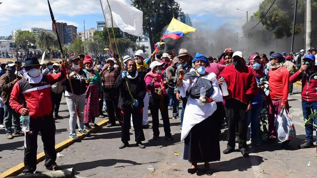 Horas antes, el grupo indígena CONAIE había rechazado una oferta de conversaciones directas del presidente Lenín Moreno para poner fin a la protesta porque "el diálogo que está buscando carece de credibilidad", como se informó en un comunicado, agregando que negociaría con el gobierno solo cuando un decreto para eliminar los subsidios al combustible haya sido "derogado".(Foto: AFP).