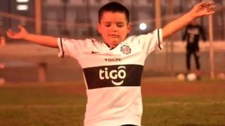 Niño hincha de Olimpia anota penales como CR7 y su celebración es viral en redes