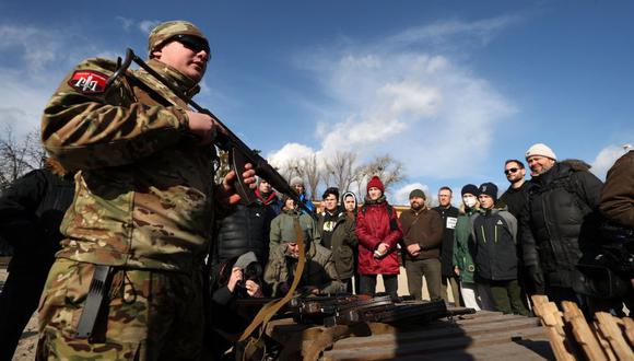 Civiles ucranianos reciben entrenamiento militar debido a la amenaza de una invasión de Rusia sobre Ucrania. (GETTY IMAGES).