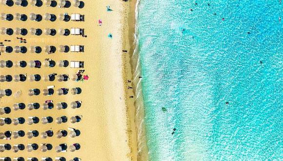 Los residentes locales reclaman acceso gratuito a playas en las que bares y otros negocios alquilan reposeras y sombrillas a precios exorbitantes. (Getty Images).