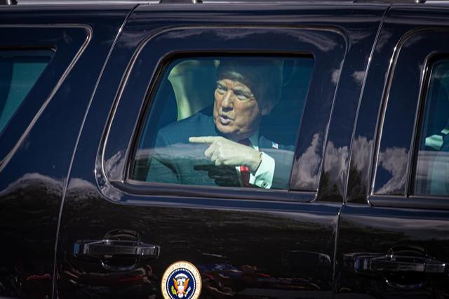 Donald Trump es visto en un auto a su llegada a West Palm Beach, en el sureste de Florida. (EFE/Giorgio Viera).