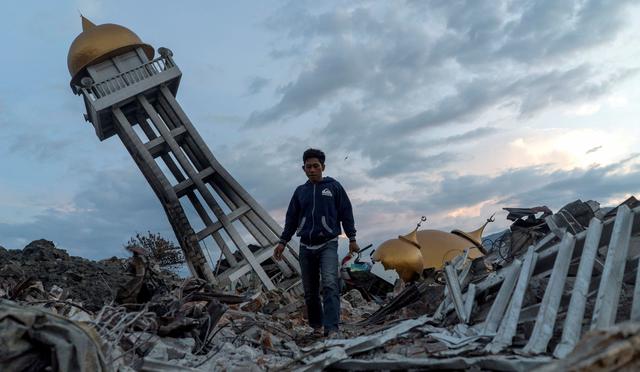 Indonesia: El tiempo se acaba para cientos de víctimas del terremoto y tsunami que golpearon el pasado viernes la isla indonesia de Célebes, al cumplirse mañana el plazo dado por las autoridades para encontrar con vida a personas bajo los escombros. (Reuters).