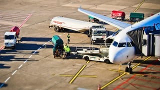 Carrito montacarga se sale de control en aeropuerto y trabajador lo detiene con insólita maniobra 