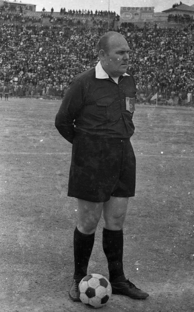 "Unforgettable" protagonist of the eventful clash between Peruvians and Bolivians, the famous Sergio Chechelev poses for the El Comercio photographer, minutes before starting the match.  (Photo: GEC Historical Archive)