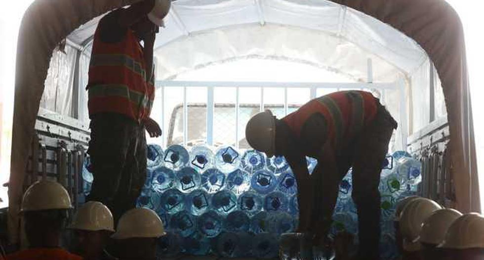 Esta mañana, el ministro José Huertas supervisó el abastecimiento de agua envasada a todos los pobladores. (Foto: Ministerio de Defensa)