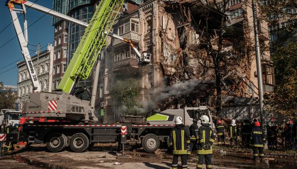 Los bomberos ucranianos trabajan en un edificio destruido después de un ataque con drones en Kyiv el 17 de octubre de 2022, en medio de la invasión rusa de Ucrania. Foto:  Yasuyoshi CHIBA / AFP