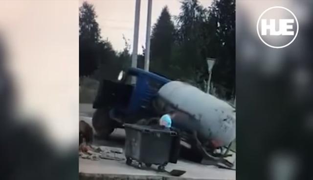 Se salva de morir luego que su pesado camión fuera tragado por la tierra en Rusia. (YouTube | Ф.Крипперс)