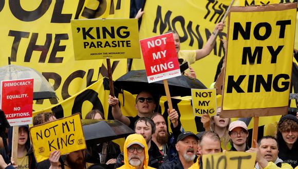 La gente protesta el día de las coronaciones del rey Carlos III de Gran Bretaña y la reina consorte Camilla de Gran Bretaña, en Londres el 6 de mayo de 2023. (Foto de PIROSCHKA VAN DE WOUW / PISCINA / AFP)