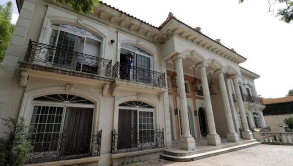 Cuatro pilares adornan la entrada de una residencia subastada por el gobierno de México. Foto: Reuters, via BBC Mundo