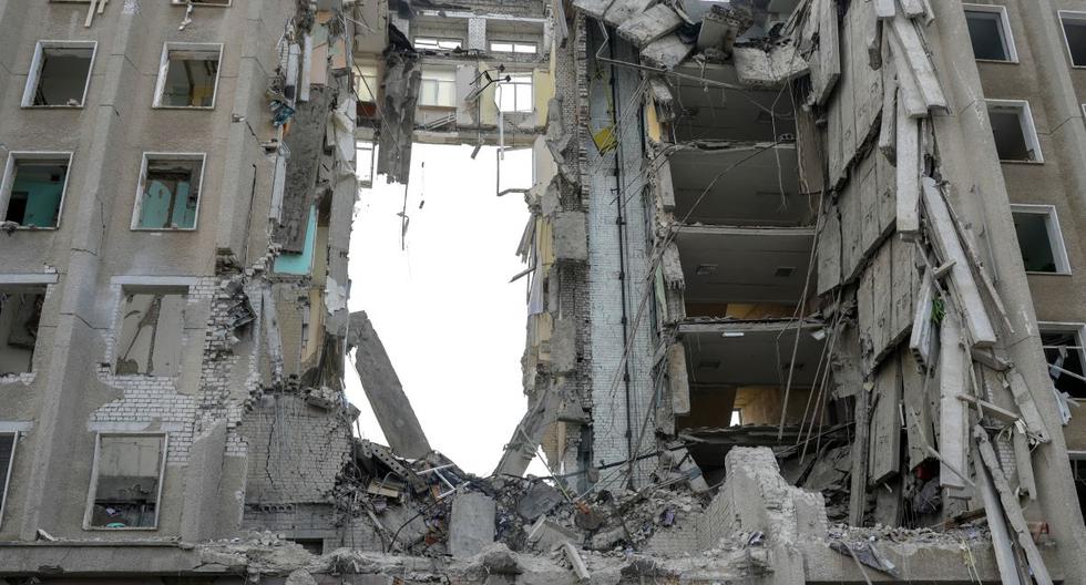Un edificio del gobierno destruido después de ser alcanzado por cohetes rusos en Mykolaiv. (BULENT KILIC / AFP).