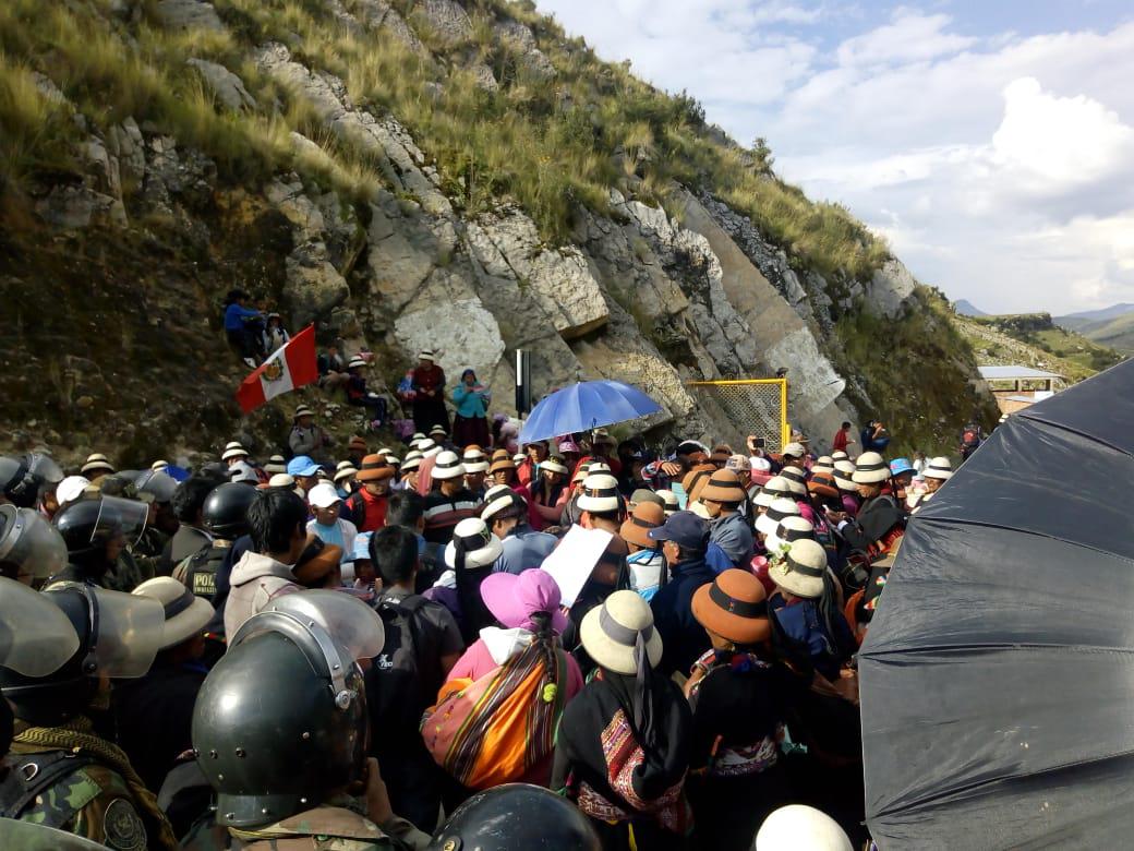 Los comuneros de Fuerabamba en las puertas del minera, en Challhuahuacho. (Foto: cortesía)