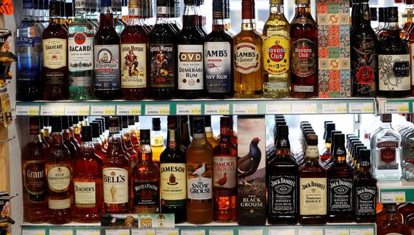 Repisas bien surtidas en una tienda de Glasgow. El licor barato ya está prohibido en suelo escocés. (Reuters)