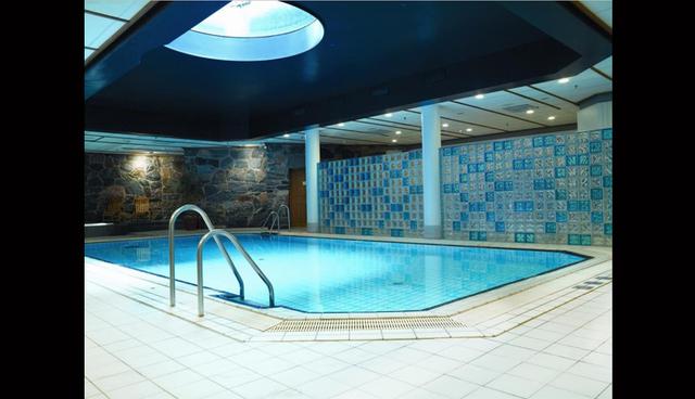 Esta piscina techada es ideal para los momentos de relajo. Este ambiente se encuentra dentro del área de spa. (Foto: Booking)