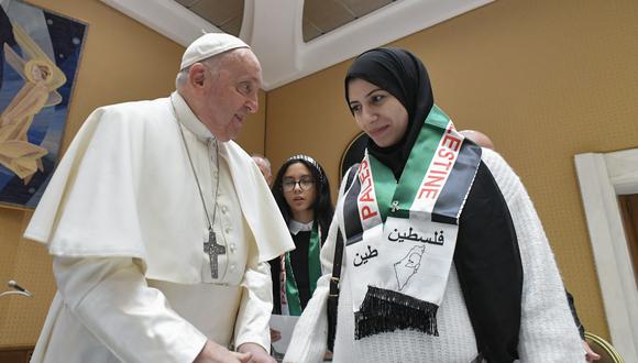 Una foto proporcionada por Vatican Media muestra al Papa Francisco (izq.) hablando con un familiar de palestinos que actualmente viven la guerra en Gaza en el Vaticano el 22 de noviembre de 2023. (Foto de Divisione Produzione Fotografica / VATICAN MEDIA / AFP )