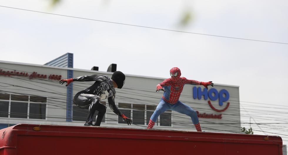 Spiderman| Venom| spiderman busetero| artistas de la calle | ¿Quiénes están  detrás de las máscaras del Spiderman y el Venon que pelean sobre los buses  y camiones en Lima? | historias ec |