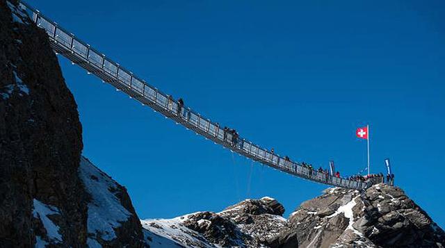 Mira el primer puente colgante del mundo entre dos montañas - 1
