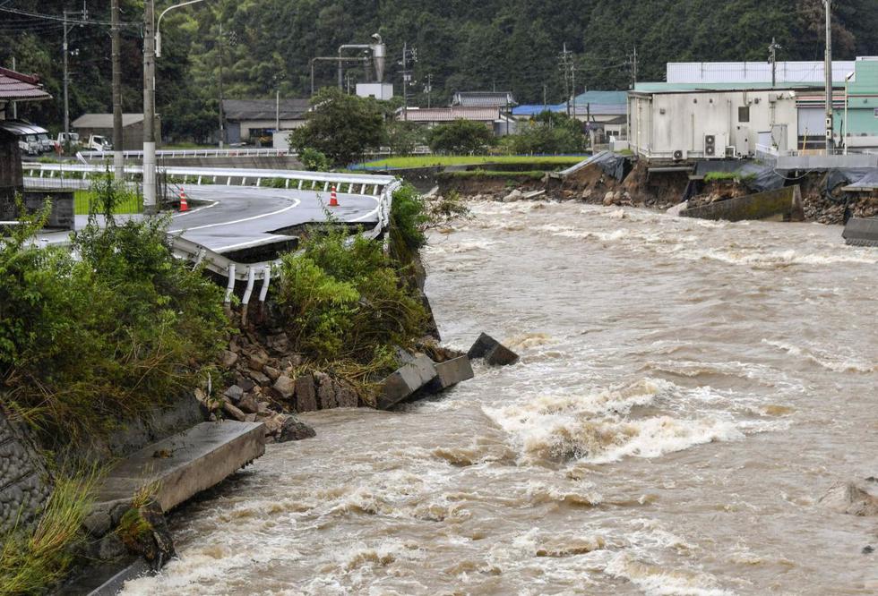 Las lluvias torrenciales que afectan al oeste y suroeste de Japón han causado este viernes corrimientos de tierra y dejado un muerto y al menos dos desaparecidos, mientras gran parte del país se mantiene en alerta. (Texto: EFE / Foto: AP).