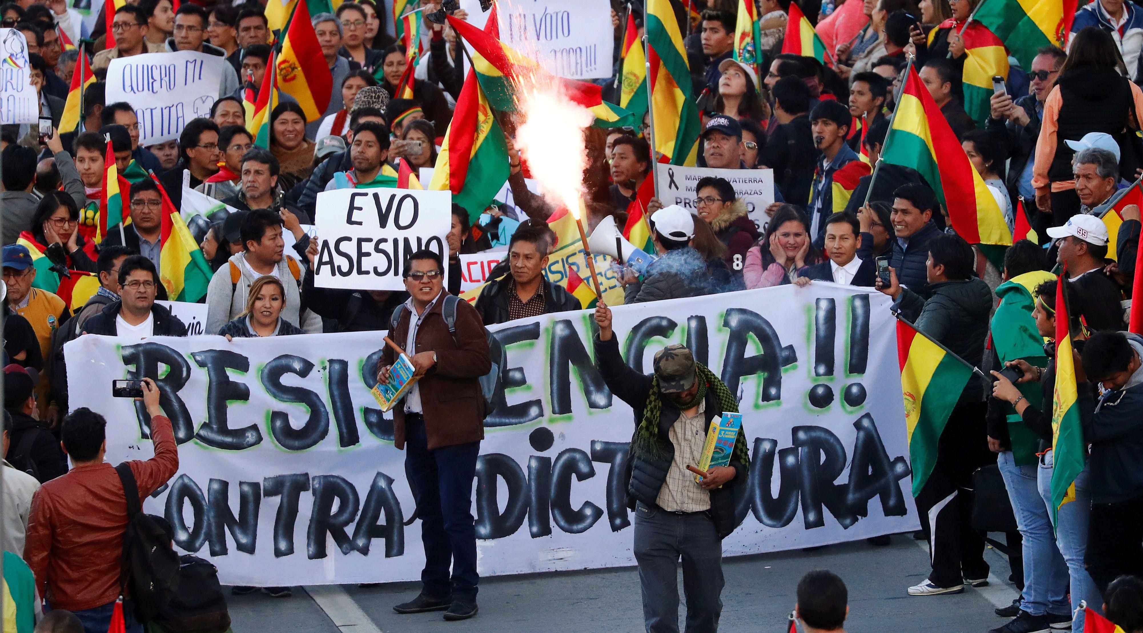 Detractores de Evo Morales protestan en La Paz para exigir su renuncia. (REUTERS/Kai Pfaffenbach).