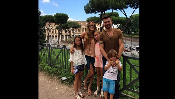 Juanes disfruta de vacaciones familiares en Roma