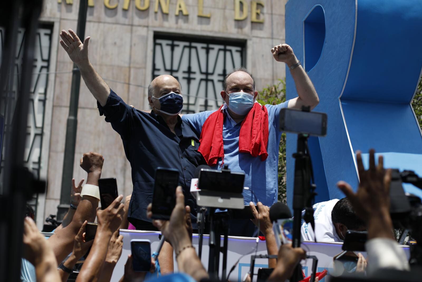 Hernando de Soto y Rafael López Aliaga estaban distanciados en medio de la campaña. Ambos se elogiaron en el encuentro público del viernes. (Foto: César Bueno/GEC)