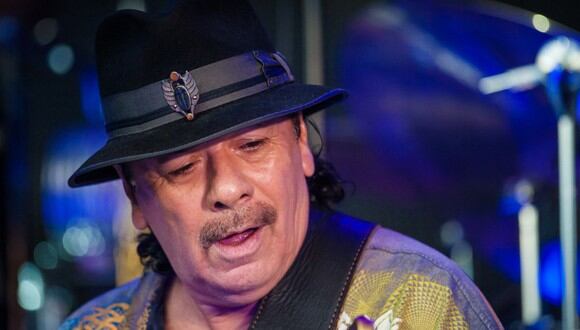 Carlos Santana recibió atención médica luego de desmayarse en pleno concierto en Michigan (Foto: AFP)