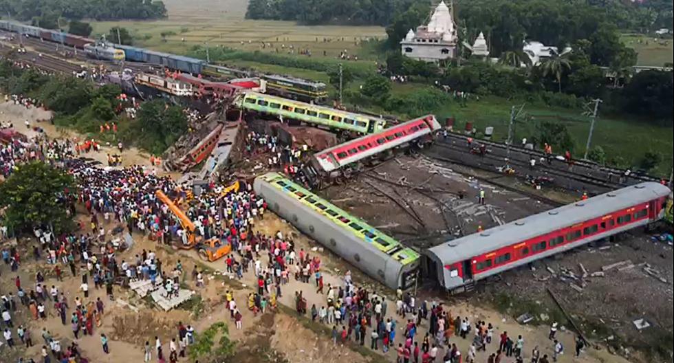 Al menos 288 personas murieron y más de 850 resultaron heridas en una horrible colisión de tres trenes en India, dijeron las autoridades el 3 de junio, el accidente ferroviario más mortífero del país en más de 20 años. (Foto de Jayanta SHAW / AFPTV / AFP)