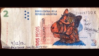 Alf y Batman se cuelan en los billetes de dos pesos argentinos