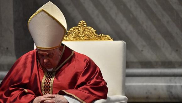 El Papa Francisco preside la misa de la Pasión del Señor el Viernes Santo en la basílica de San Pedro en el Vaticano, el 7 de abril de 2023 como parte de las celebraciones de la Semana Santa. (Foto de Tiziana FABI / AFP)