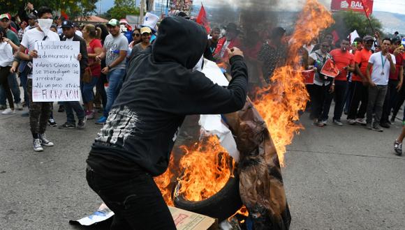 El escrutinio comenzó en Honduras mientras en las calles miles de activistas de la Alianza de Oposición se manifestaban contra el supuesto "fraude" electoral. (Foto: AFP/Orlando Sierra)