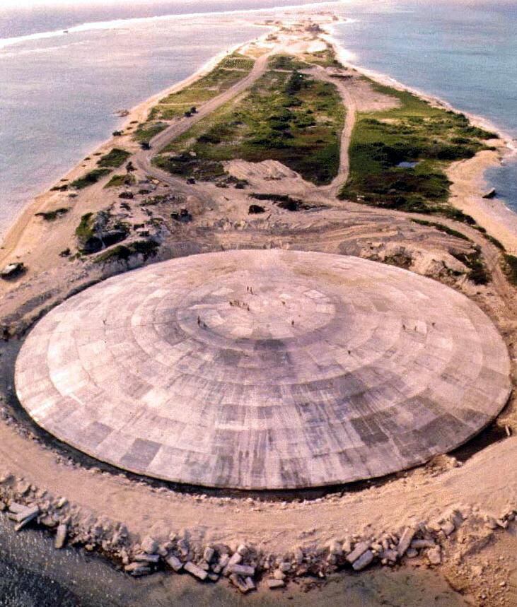 Fotografía tomada por la Agencia Nuclear de Defensa de Estados Unidos en 1980, muestra la enorme cúpula sobre un cráter dejado por una de las 43 explosiones nucleares en la Islas Marshall. (AFP).
