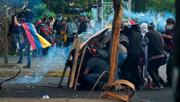 Manifestantes chocan con la policía en los alrededores de la Casa de la Cultura Ecuatoriana en Quito, Ecuador, el 22 de junio de 2022. (VERONICA LOMBEIDA / AFP).