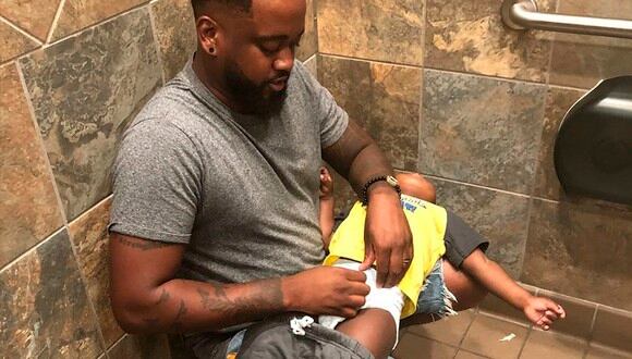 Donte Palmer, el padre que ha impulsado una ley para que los baños de hombres tengan cambiadores de pañales. (Instagram)