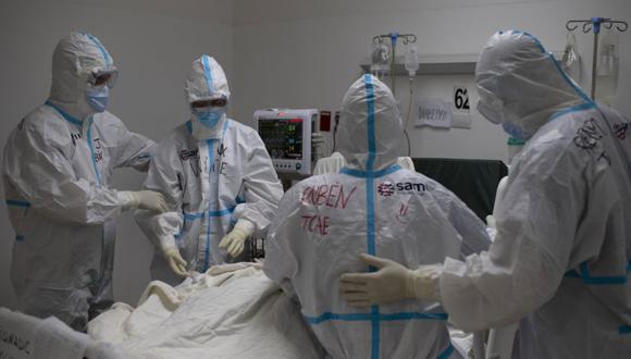 Trabajadores de la salud españoles y voluntarios de la Fundación SAMU en la unidad de cuidados intensivos del Hospital El Salvador en San Salvador. (Foto: Archivo /Yuri CORTEZ / AFP)