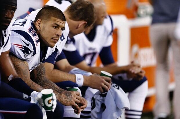 Aaron Hernandez fue golpeado una vez con tanta fuerza que tuvo que ser llevado en ambulancia (Foto: AP)