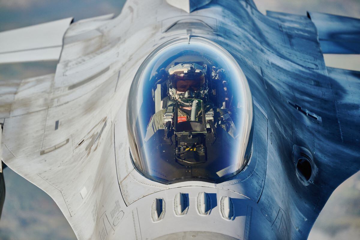 An F 16 fighter jet takes part in NATO's Air Shielding exercise near the Lask airbase in central Poland on October 12, 2022. (RADOSLAW JOZWIAK / AFP)