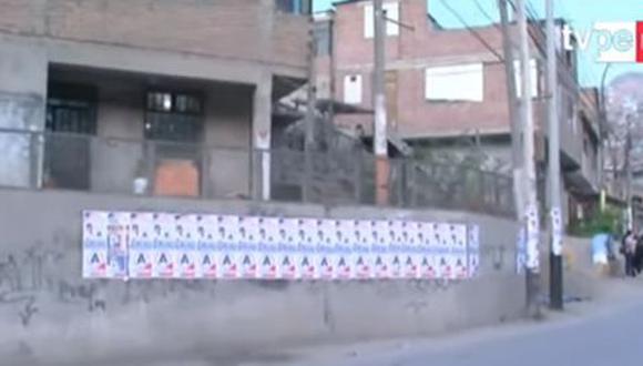 La reja instalada en la Av. Saúl Cantoral en San Juan de Lurigancho obliga a los vecinos a caminar al lado de la pista. (Captura: TV Perú)