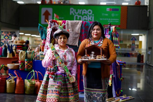Amelia Quino (Asociación de Mujeres Indígenas de Sarhua, Ayacucho) y Sandra Delicia Pacaya Panduro (Artesanos de la Amazonia Chono Biri, Ucayali) representan a productores de su región en Ruraq Maki.