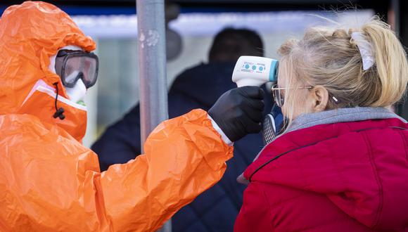 Para protegerse y evitar la propagación de la enfermedad, la OMS recomienda lavarse las manos con agua y jabón o utilizando un desinfectante a base de alcohol que mata los virus que pueden haber en las manos. (Foto: AFP)