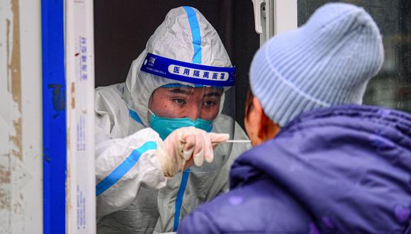 Una persona es sometida a un test de covid en China. (Foto: AFP)