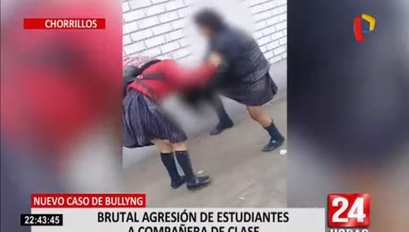 La indignada progenitora señaló que su hija está siendo evaluada por un neurocirujano debido a los fuertes golpes que recibió por parte de sus agresoras. (Imagen: Panamericana TV)