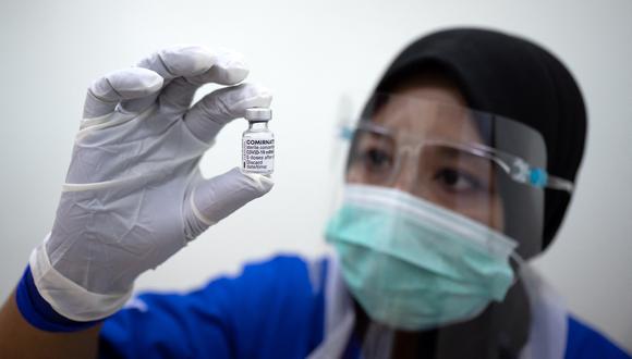 Los mitos sobre las vacunas son una de las barreras en la lucha contra la COVID-19. (Foto: Mohd RASFAN / AFP)