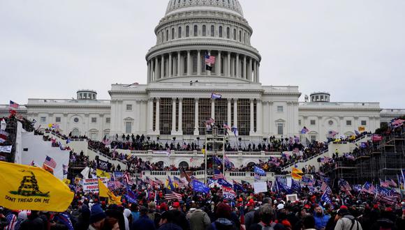 Fotografía de archivo fechada el 6 de enero de 2021 donde aparecen centenares de seguidores del expresidente Donald Trump subiendo por las escalinatas durante el asalto al Capitolio en Washington, Estados Unidos. (Foto: EFE/Will Oliver).